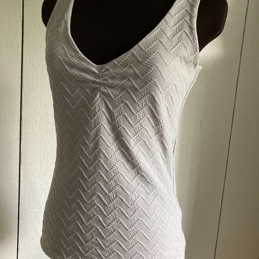 White House Black Market Light Gray Sleeveless V Neck Shell Tank Size XS